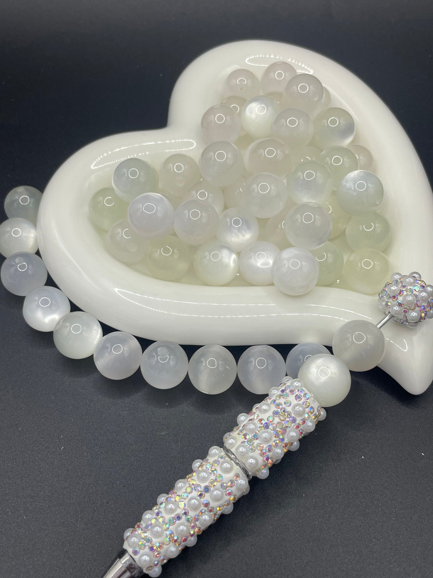 Luminous resin beads, various colors randomly mixed, 16mm