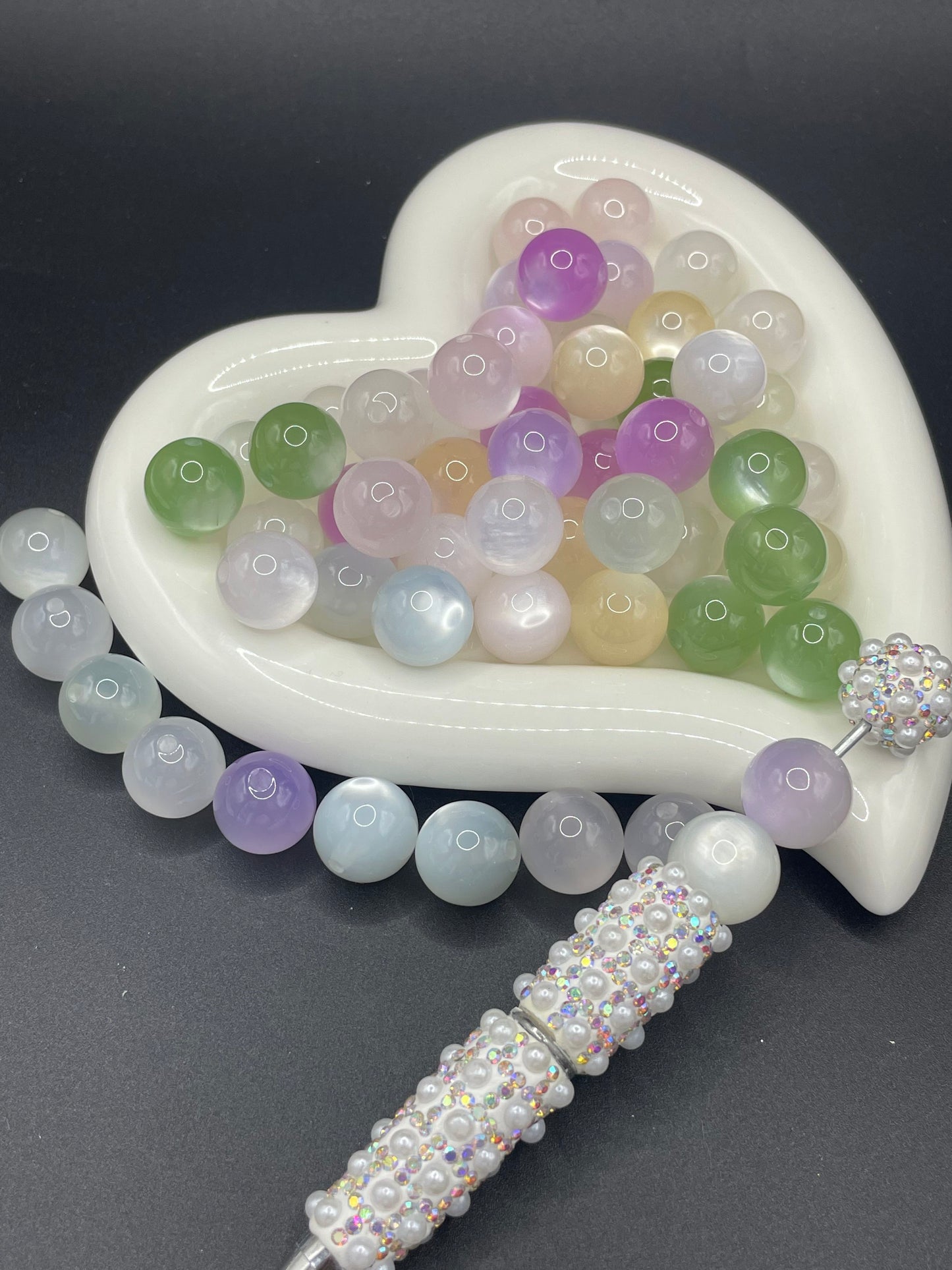Luminous resin beads, various colors randomly mixed, 16mm
