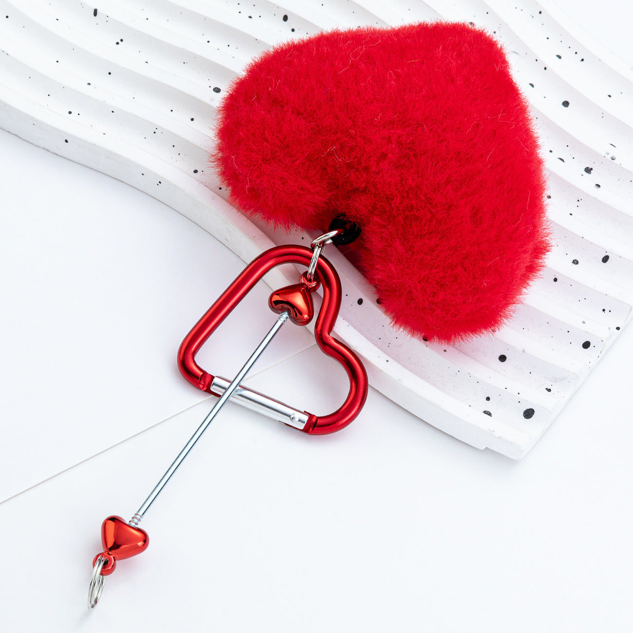 Cross-border DIY beaded love mountaineering buckle creative plush pendant mountaineering buckle love lock hairball mountaineering buckle