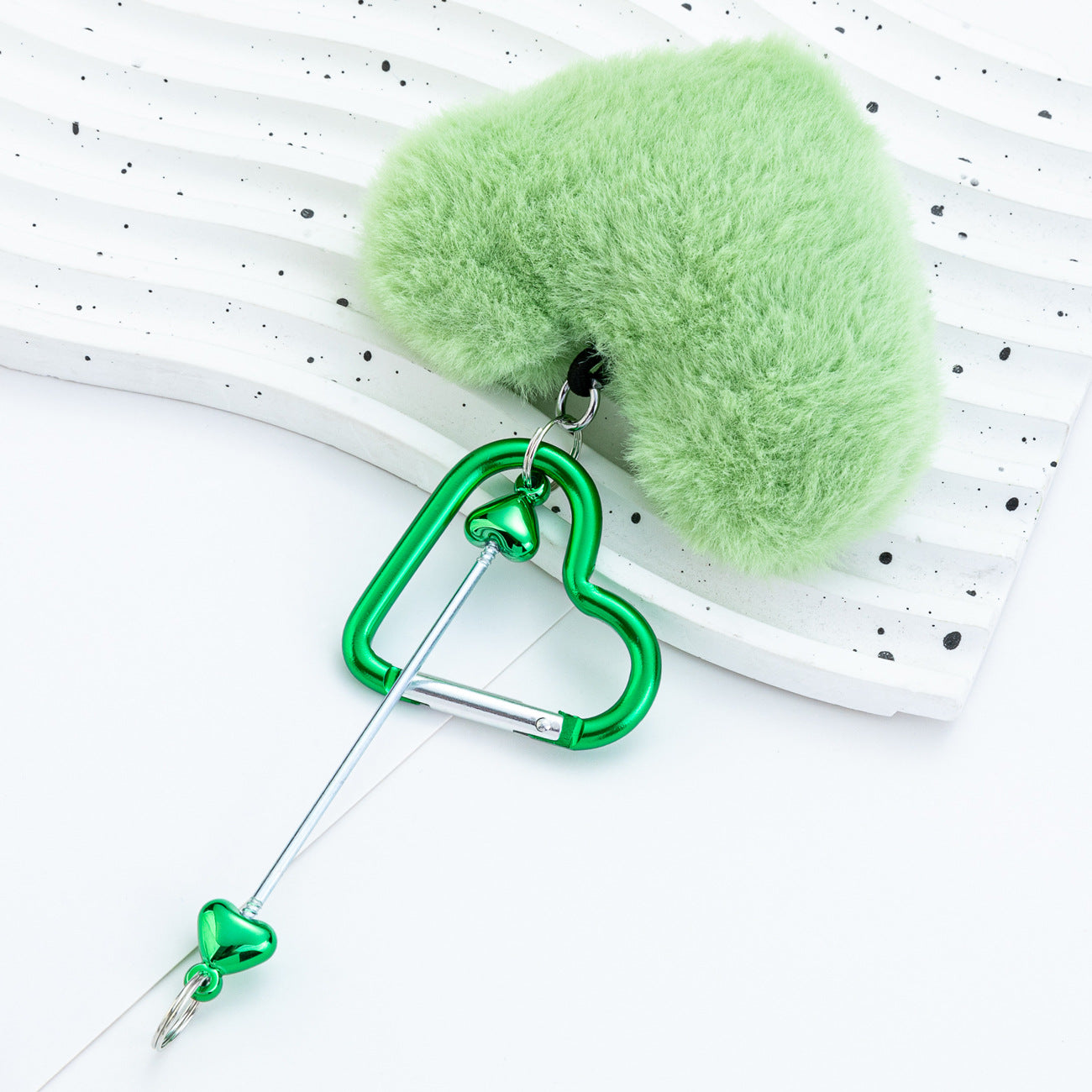 Cross-border DIY beaded love mountaineering buckle creative plush pendant mountaineering buckle love lock hairball mountaineering buckle