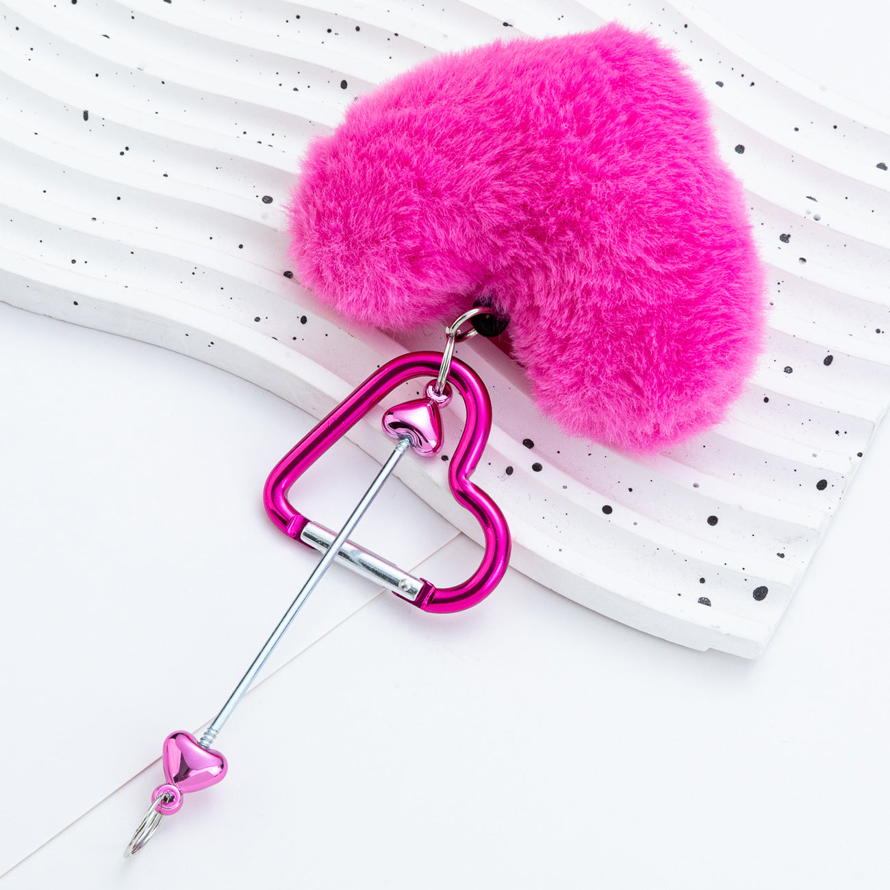 Cross-border DIY beaded love mountaineering buckle creative plush pendant mountaineering buckle love lock hairball mountaineering buckle