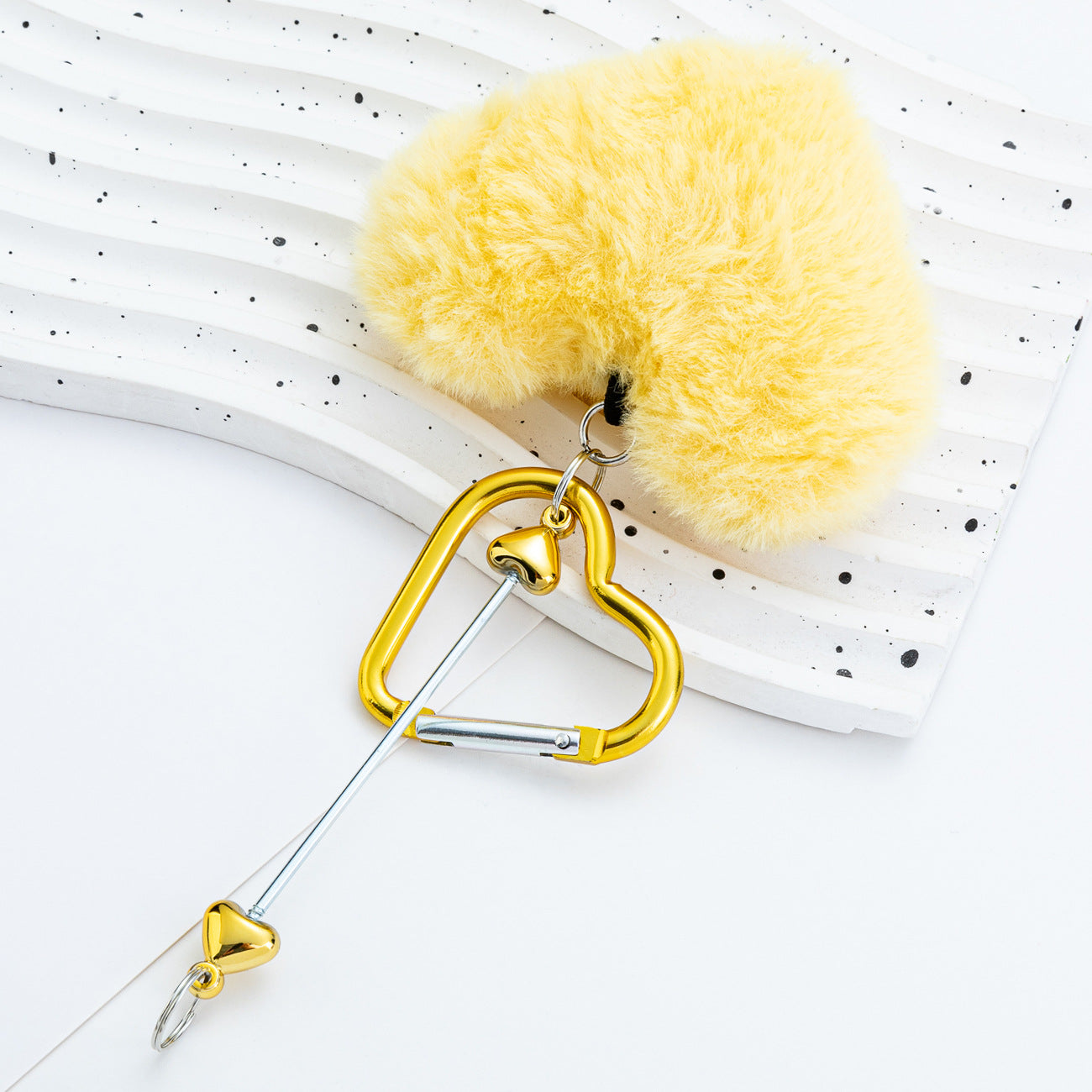 Cross-border DIY beaded love mountaineering buckle creative plush pendant mountaineering buckle love lock hairball mountaineering buckle