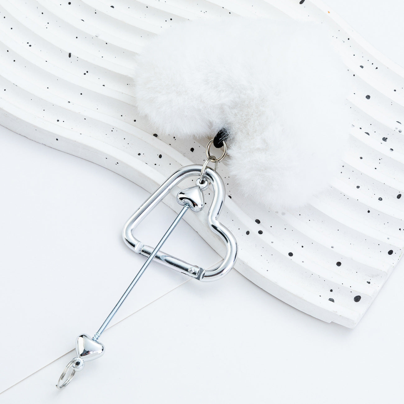 Cross-border DIY beaded love mountaineering buckle creative plush pendant mountaineering buckle love lock hairball mountaineering buckle