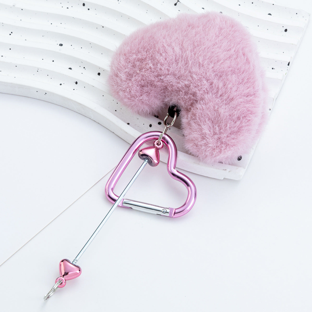 Cross-border DIY beaded love mountaineering buckle creative plush pendant mountaineering buckle love lock hairball mountaineering buckle