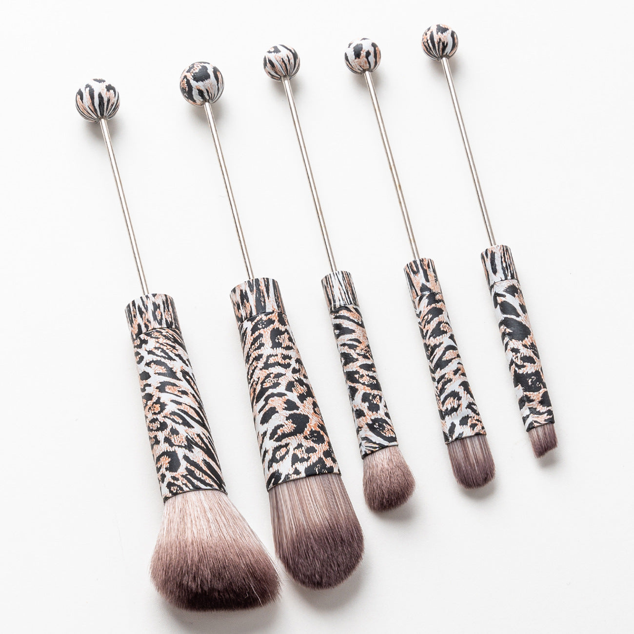 DIY metal handle beaded makeup brush, concealer brush, eyeshadow brush, eyebrow brush, Christmas and Halloween series makeup brush set.