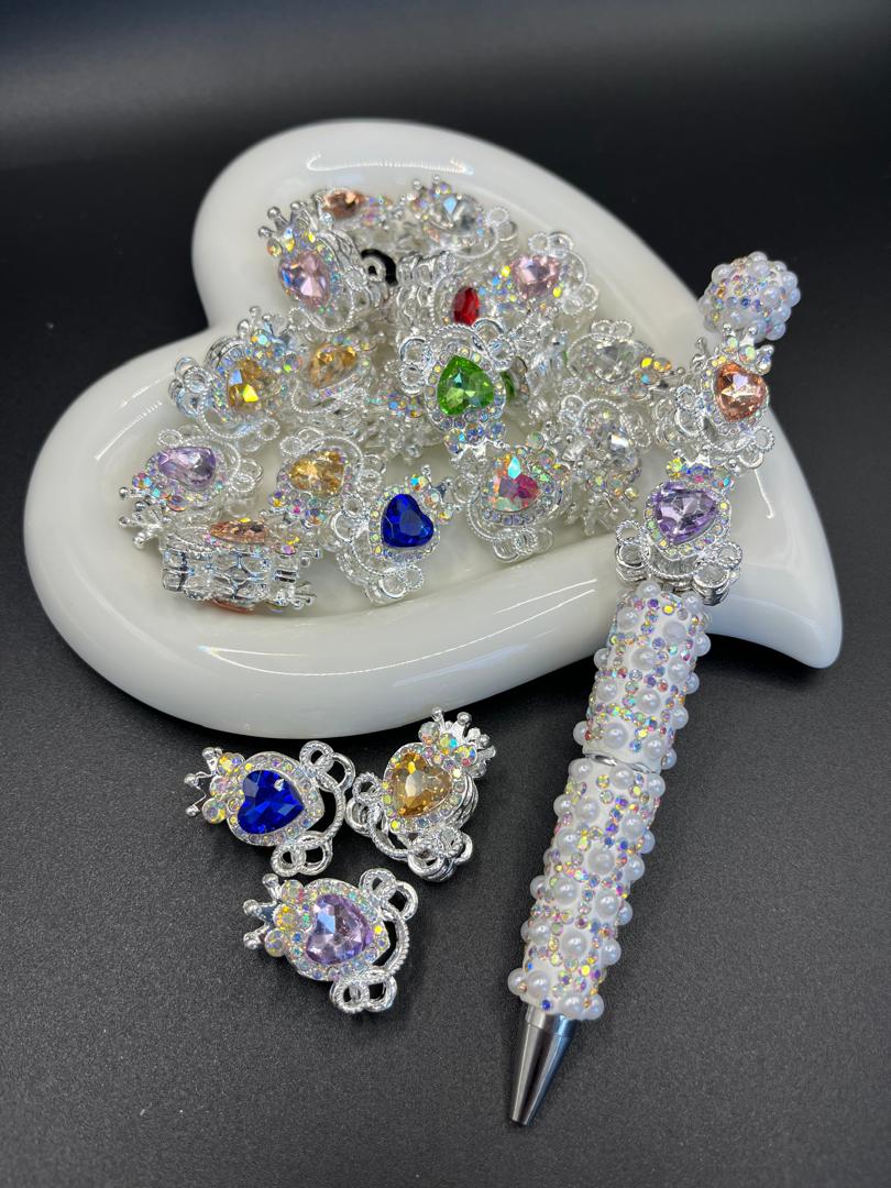 Heart-shaped sparkling rhinestones are paired with a gold and silver alloy crown. Multiple colors are mixed randomly.