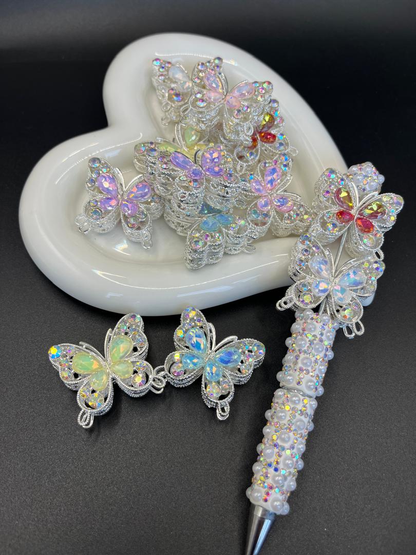 The butterfly made of exquisite Bling Bling alloy and rhinestones is lifelike and the colors are randomly mixed.