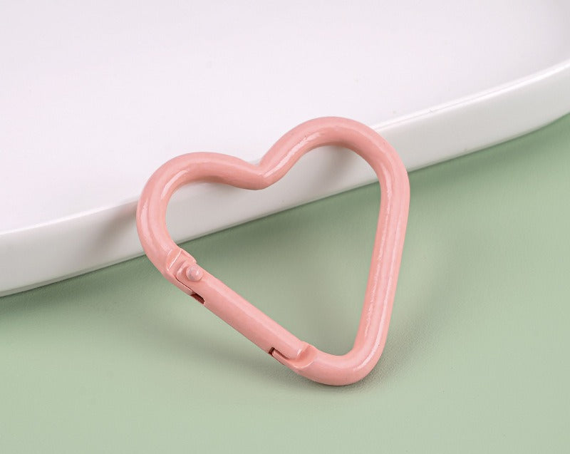 41*44mm Aluminum alloy painted heart-shaped mountaineering buckle, painted color mountaineering buckle outdoor keychain hanging buckle
