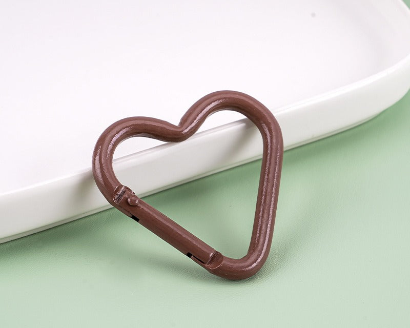 41*44mm Aluminum alloy painted heart-shaped mountaineering buckle, painted color mountaineering buckle outdoor keychain hanging buckle