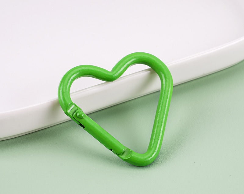 41*44mm Aluminum alloy painted heart-shaped mountaineering buckle, painted color mountaineering buckle outdoor keychain hanging buckle