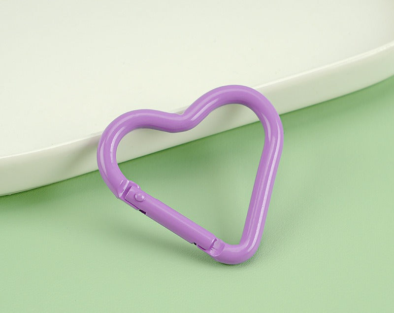 41*44mm Aluminum alloy painted heart-shaped mountaineering buckle, painted color mountaineering buckle outdoor keychain hanging buckle