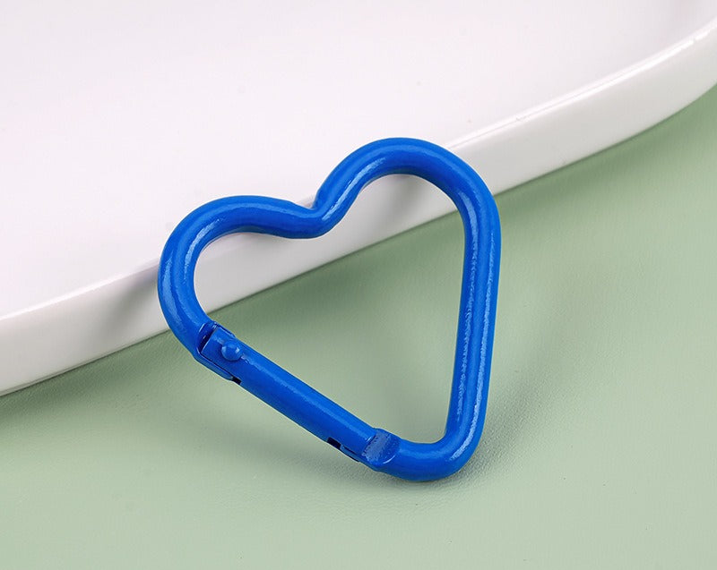 41*44mm Aluminum alloy painted heart-shaped mountaineering buckle, painted color mountaineering buckle outdoor keychain hanging buckle