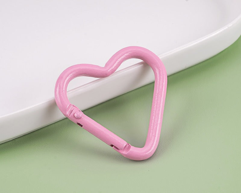 41*44mm Aluminum alloy painted heart-shaped mountaineering buckle, painted color mountaineering buckle outdoor keychain hanging buckle