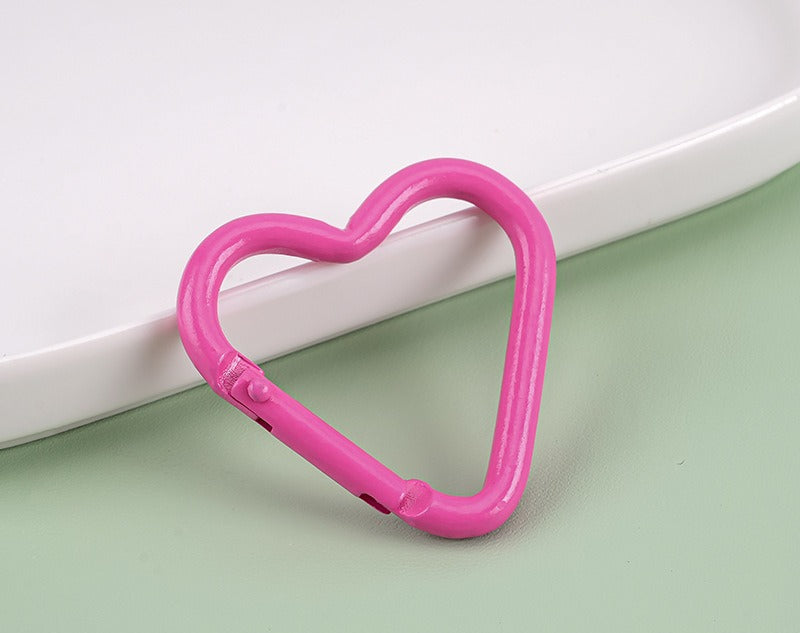 41*44mm Aluminum alloy painted heart-shaped mountaineering buckle, painted color mountaineering buckle outdoor keychain hanging buckle