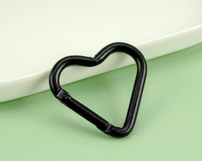 41*44mm Aluminum alloy painted heart-shaped mountaineering buckle, painted color mountaineering buckle outdoor keychain hanging buckle