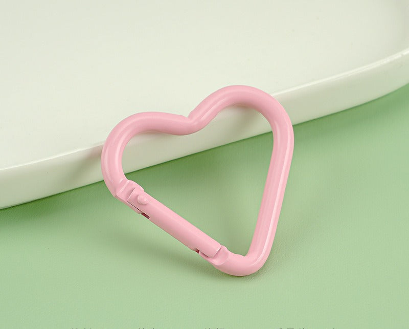 41*44mm Aluminum alloy painted heart-shaped mountaineering buckle, painted color mountaineering buckle outdoor keychain hanging buckle