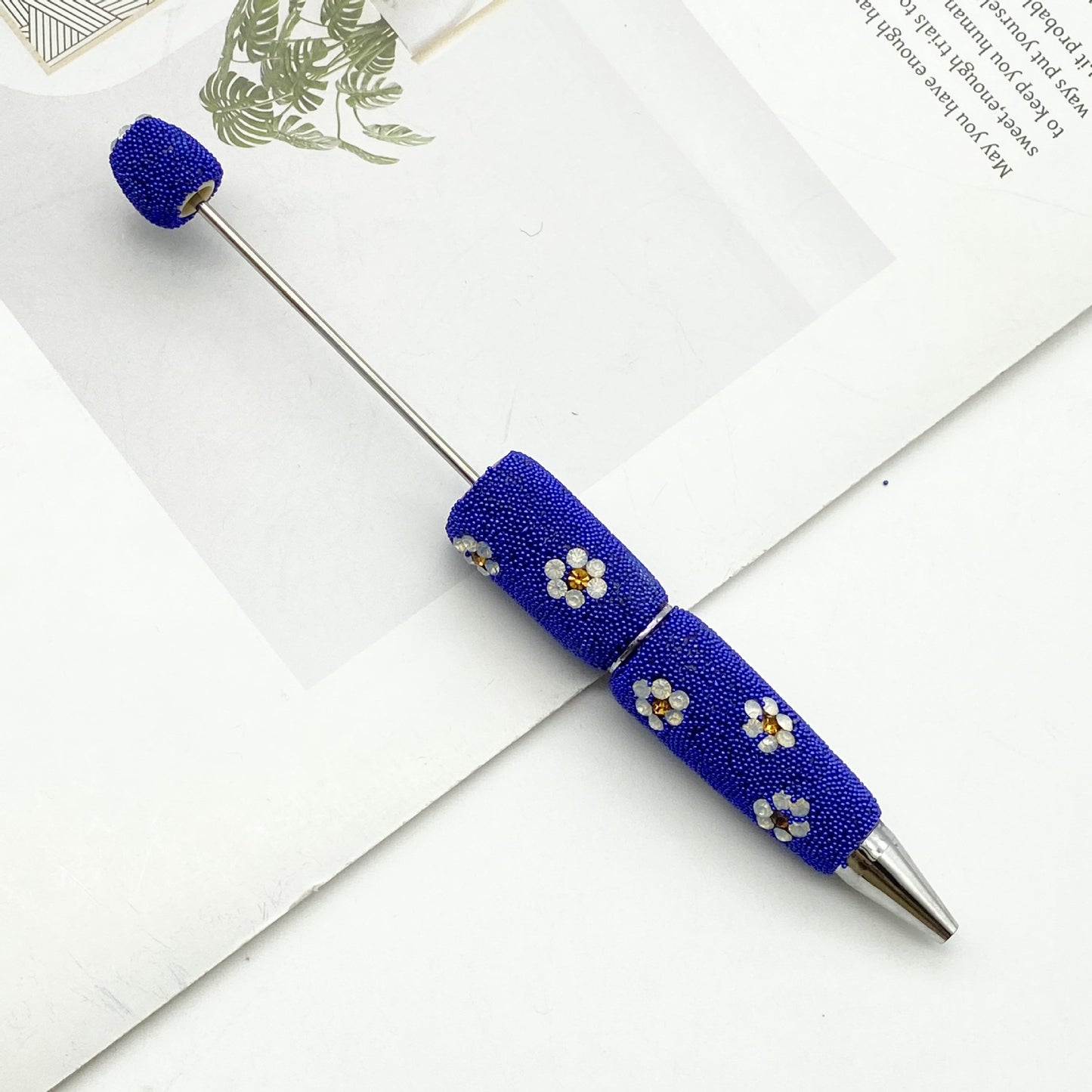 The new daisy full diamond bead pen, purely handmade DIY creative full diamond pen, daisy shape business gift pen is in stock.