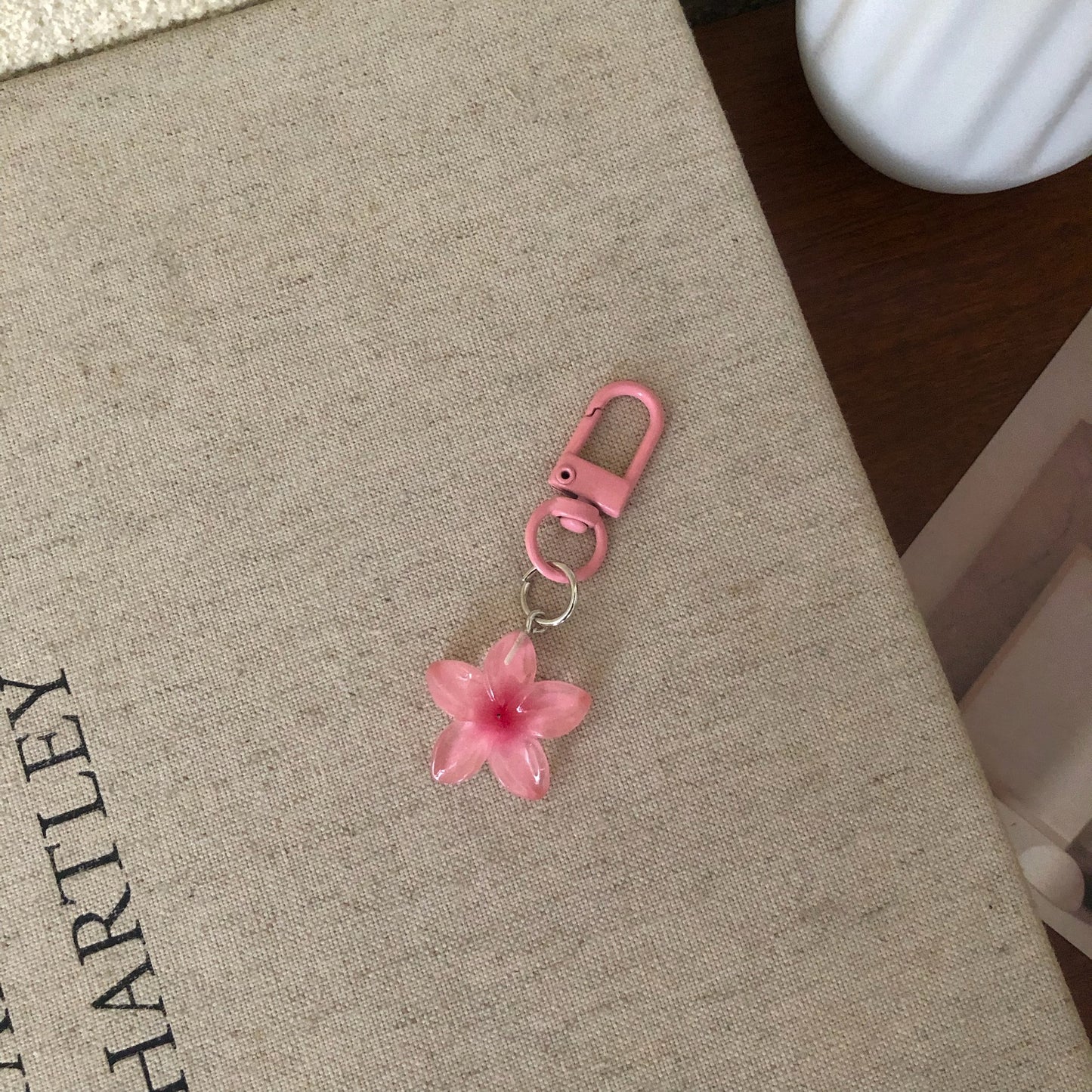Color transparent small flower keychain female ins wind cute key pendant bag hanging jewelry earphone bag decoration