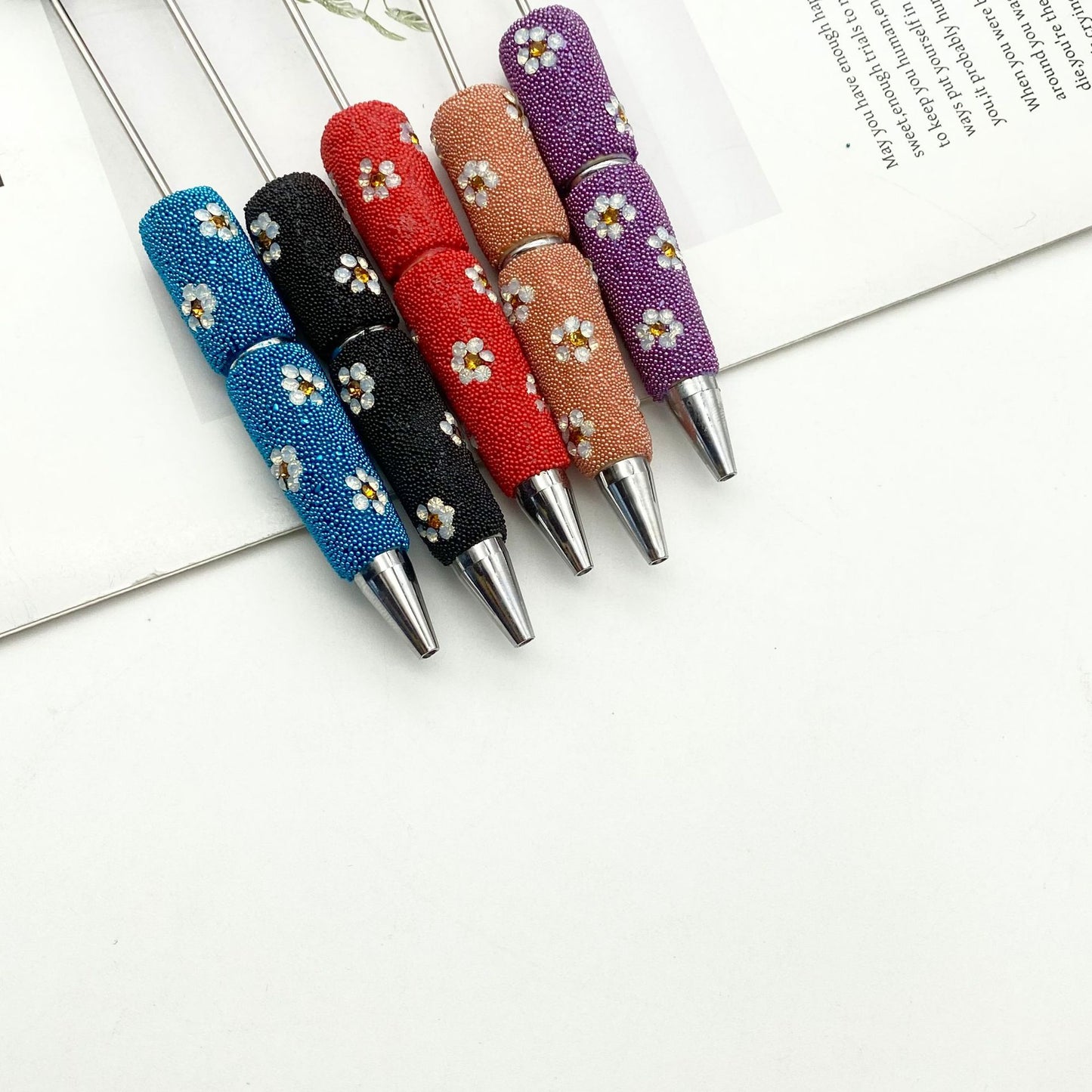 The new daisy full diamond bead pen, purely handmade DIY creative full diamond pen, daisy shape business gift pen is in stock.