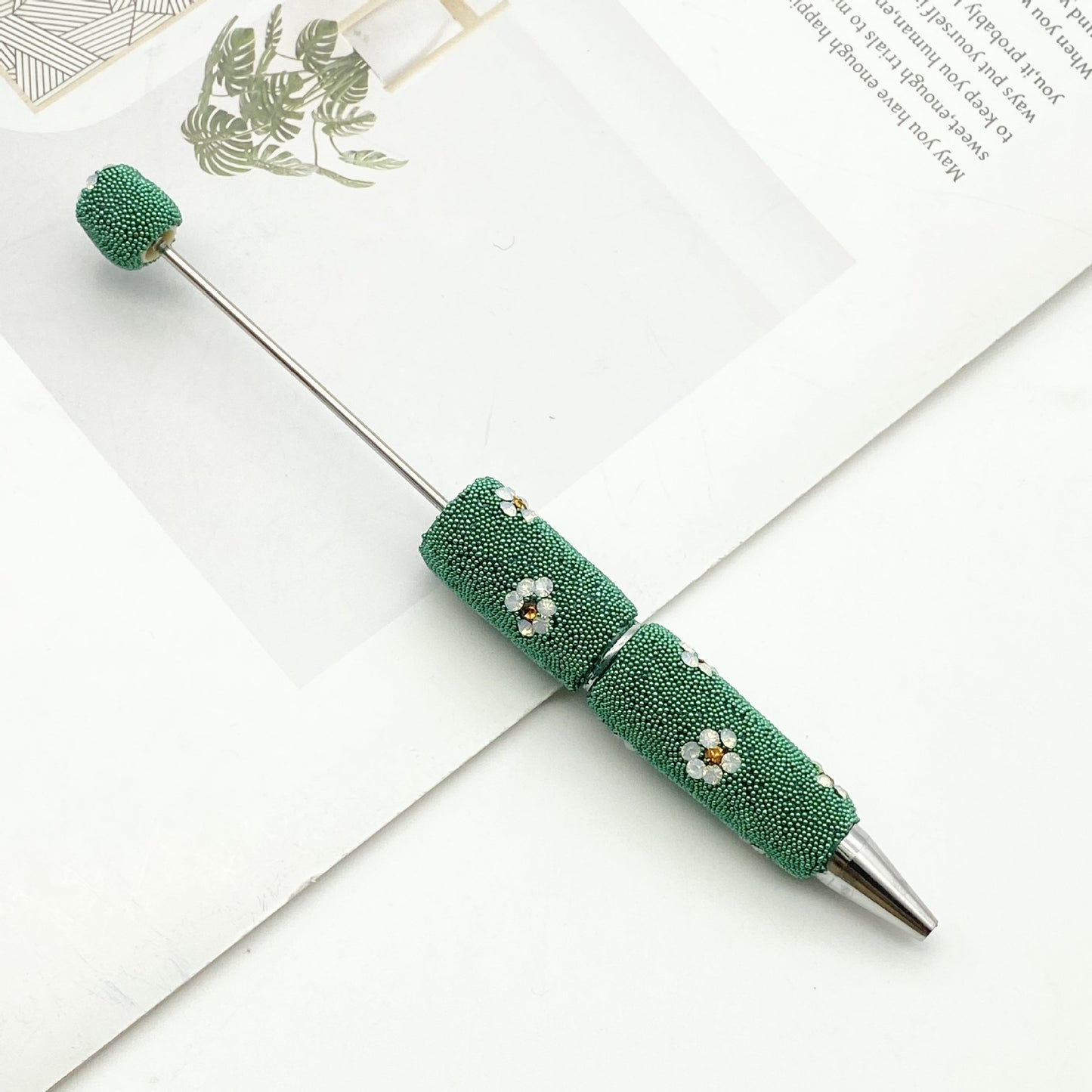 The new daisy full diamond bead pen, purely handmade DIY creative full diamond pen, daisy shape business gift pen is in stock.