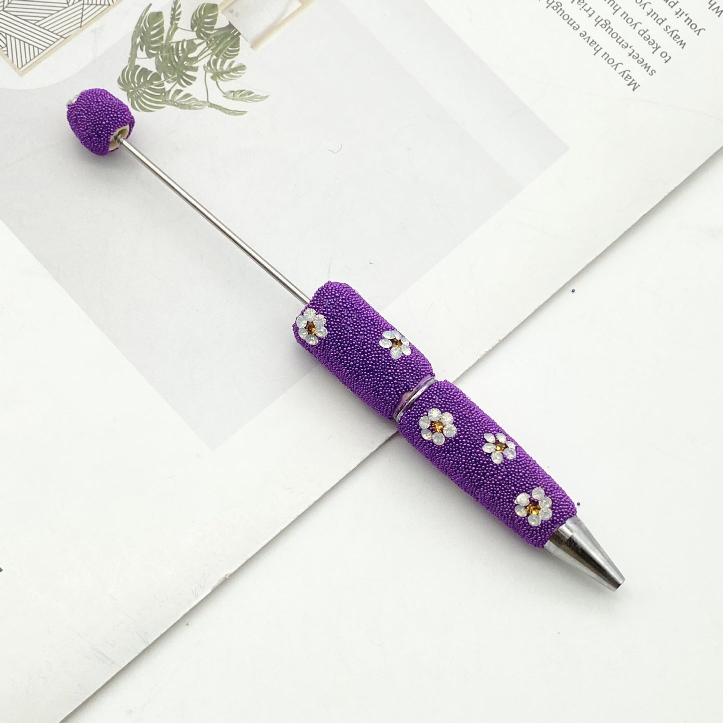 The new daisy full diamond bead pen, purely handmade DIY creative full diamond pen, daisy shape business gift pen is in stock.