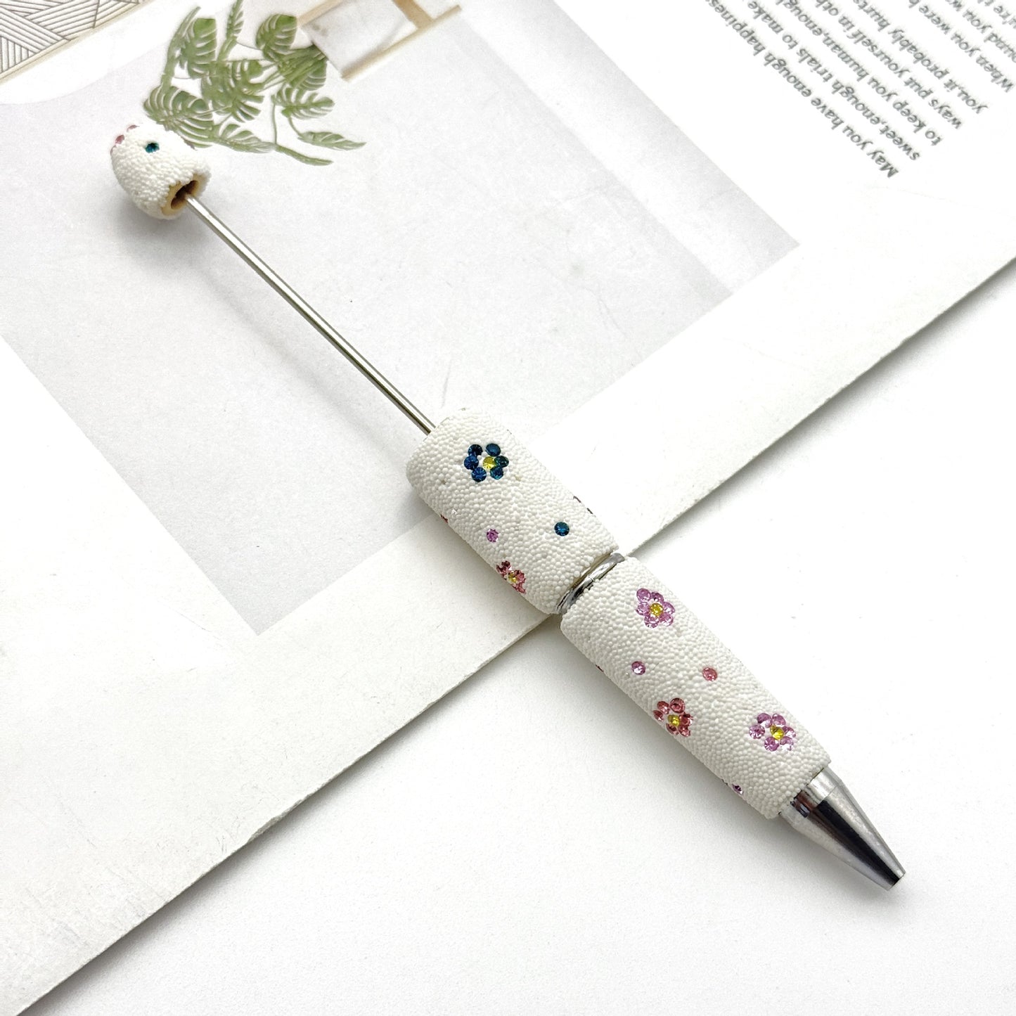 The new daisy full diamond bead pen, purely handmade DIY creative full diamond pen, daisy shape business gift pen is in stock.