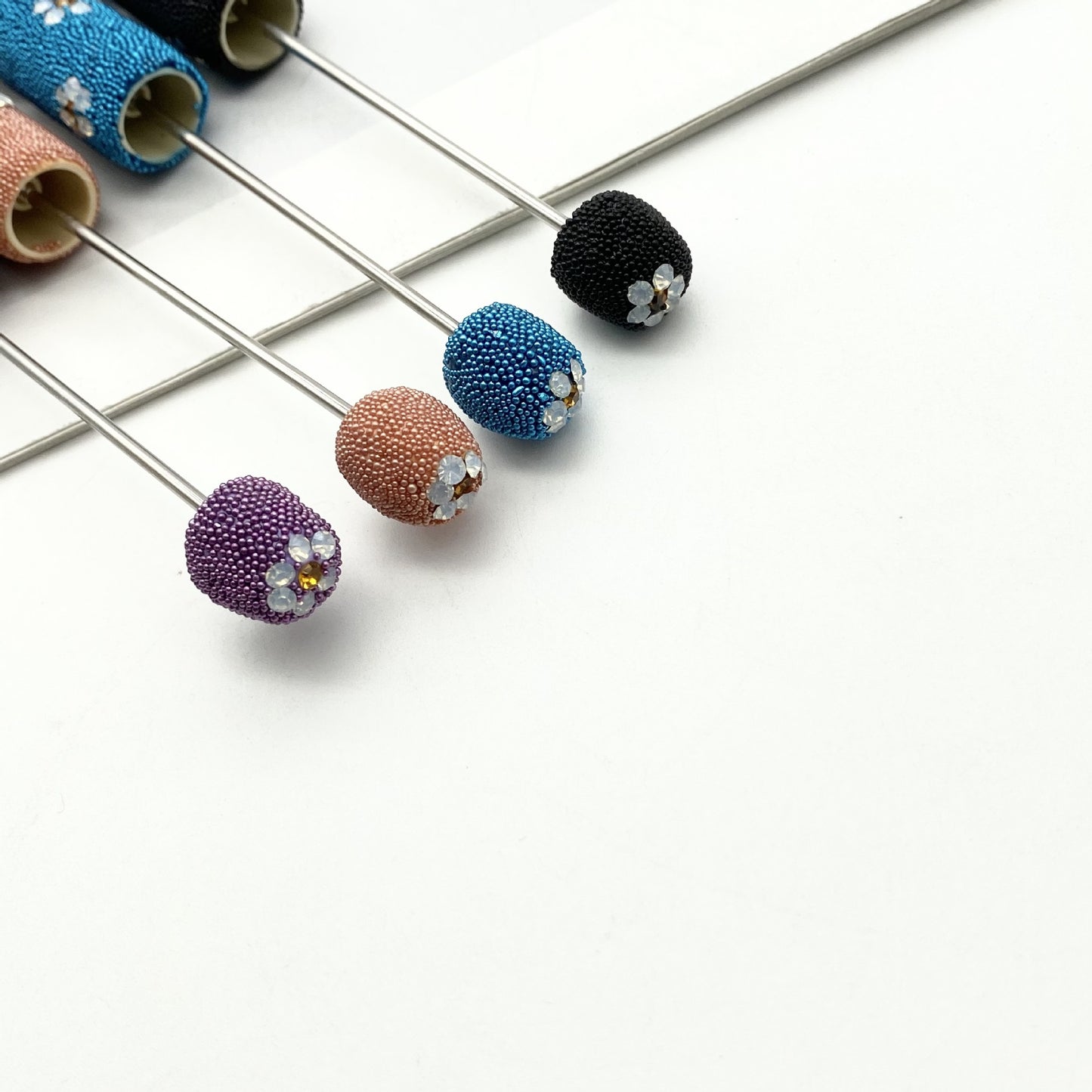 The new daisy full diamond bead pen, purely handmade DIY creative full diamond pen, daisy shape business gift pen is in stock.