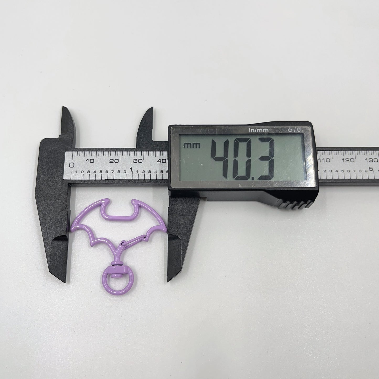 39.5 * 40mm Color Bat Paint Keychain Lobster Buckle Dog Buckle, Spray Paint DIY Handmade Pendant Jewelry Buckle Jewelry Accessories