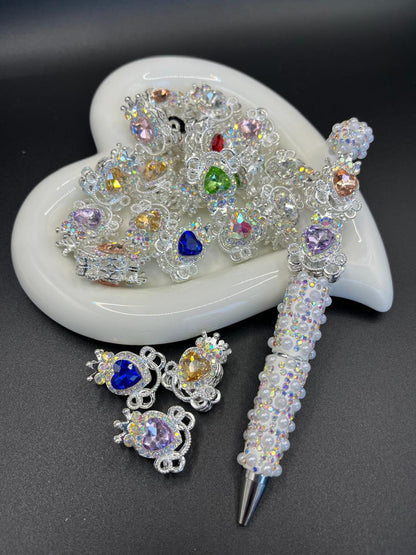 Heart-shaped sparkling rhinestones are paired with a gold and silver alloy crown. Multiple colors are mixed randomly.
