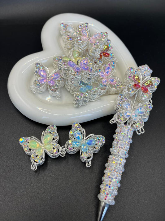The butterfly made of exquisite Bling Bling alloy and rhinestones is lifelike and the colors are randomly mixed.