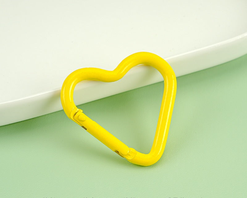 41*44mm Aluminum alloy painted heart-shaped mountaineering buckle, painted color mountaineering buckle outdoor keychain hanging buckle