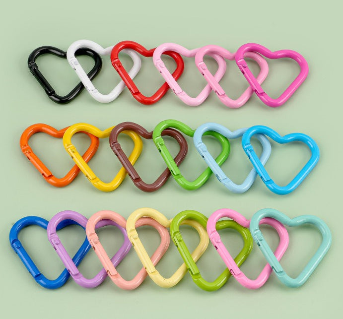 41*44mm Aluminum alloy painted heart-shaped mountaineering buckle, painted color mountaineering buckle outdoor keychain hanging buckle