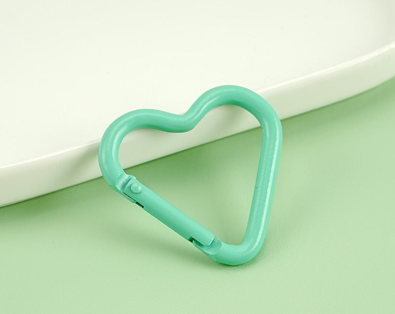 41*44mm Aluminum alloy painted heart-shaped mountaineering buckle, painted color mountaineering buckle outdoor keychain hanging buckle