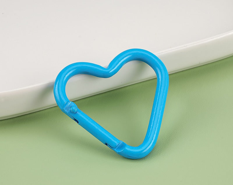 41*44mm Aluminum alloy painted heart-shaped mountaineering buckle, painted color mountaineering buckle outdoor keychain hanging buckle