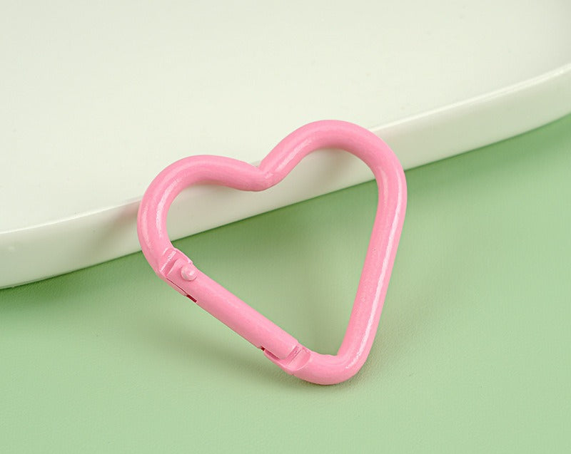 41*44mm Aluminum alloy painted heart-shaped mountaineering buckle, painted color mountaineering buckle outdoor keychain hanging buckle