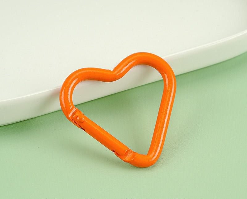41*44mm Aluminum alloy painted heart-shaped mountaineering buckle, painted color mountaineering buckle outdoor keychain hanging buckle