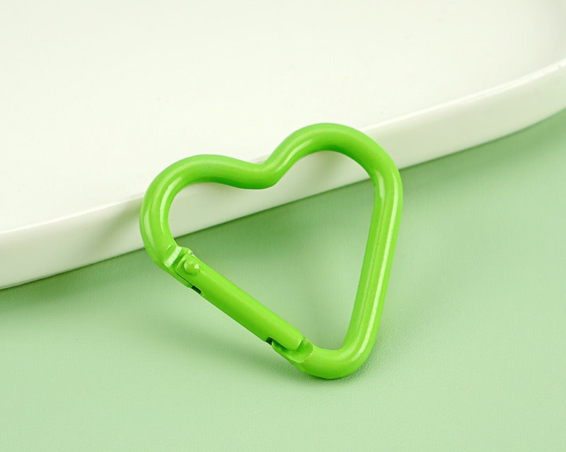 41*44mm Aluminum alloy painted heart-shaped mountaineering buckle, painted color mountaineering buckle outdoor keychain hanging buckle