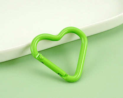 41*44mm Aluminum alloy painted heart-shaped mountaineering buckle, painted color mountaineering buckle outdoor keychain hanging buckle